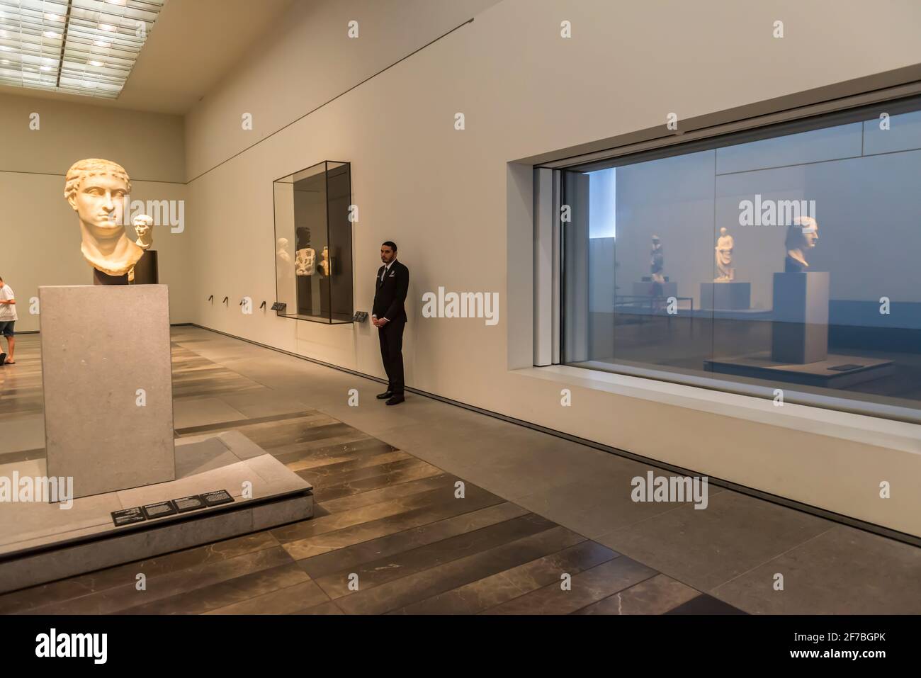 Aufseher in einer Ausstellungshalle. Louvre Museum. Abu Dhabi, Vereinigte Arabische Emirate. Stockfoto