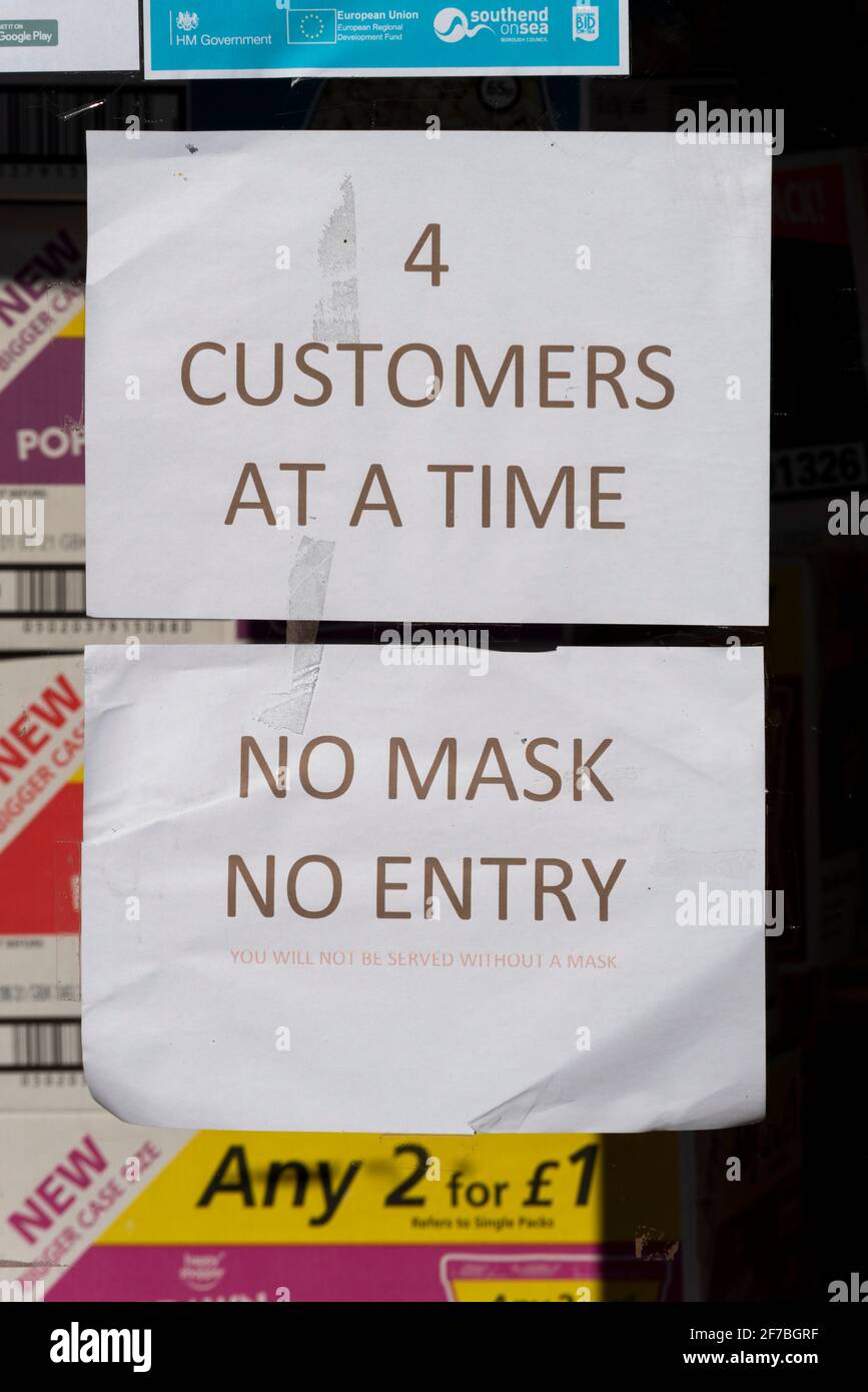 COVID 19, Coronavirus-Richtlinie Warnschilder für das Betreten eines Ladens in Southend on Sea, Essex, Großbritannien. Keine Maske, kein Eintrag. Stumpfe, harte Botschaft Stockfoto
