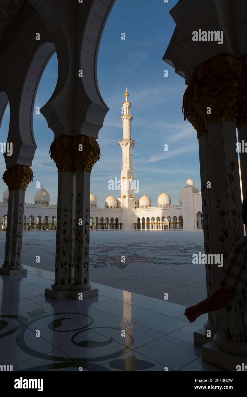 Der Innenhof der Scheich-Zayed-Moschee in Abu Dhabi, Vereinigte Arabische Emirate. Stockfoto