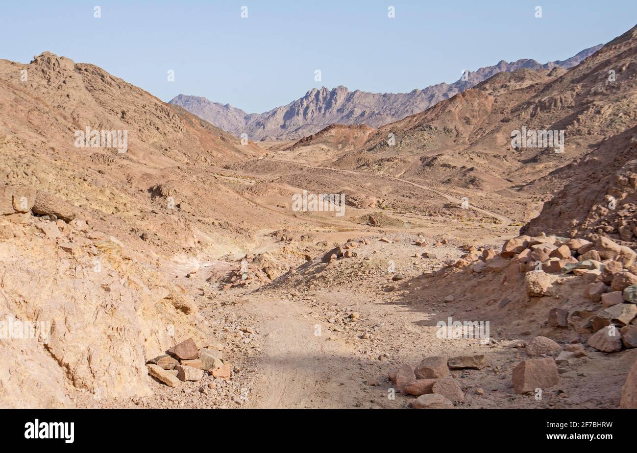 Landschaftlich reizvoller Blick auf die öde karge östliche Wüstenkette In Ägypten Stockfoto