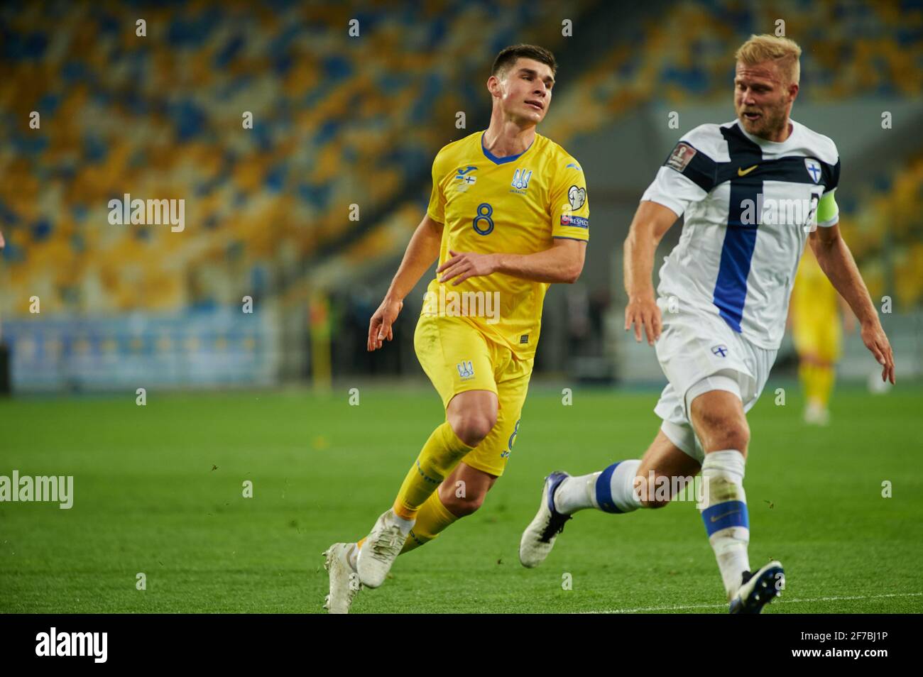 KIEW, UKRAINE - 28. MÄRZ 2021: 8 Mittelfeldspieler Ruslan Malinovskyi gegen 2 Verteidiger Paulus Arajuuri. Das Fußballspiel der Qualifikationsrunde Gruppe D der Welt Stockfoto