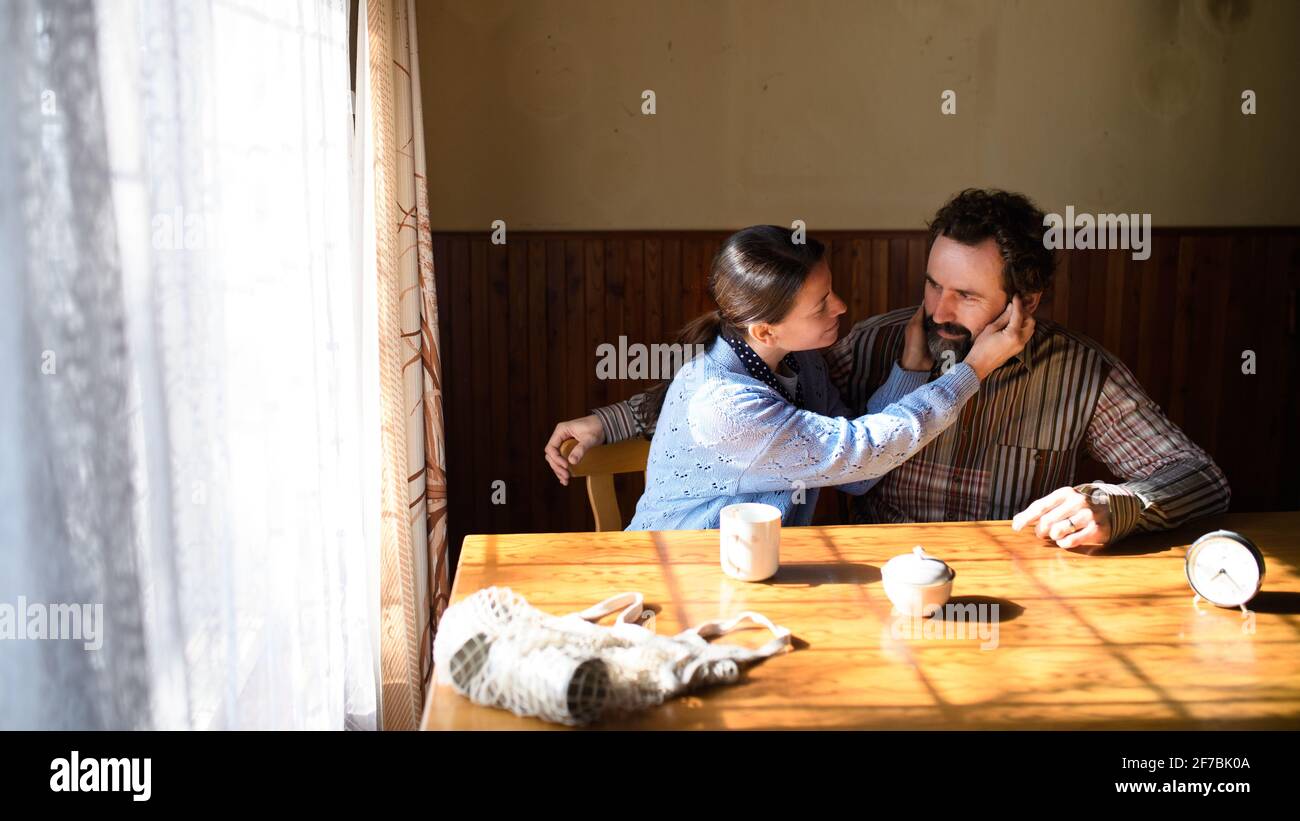 Portrait von glücklichen armen reifen Paar Ruhe drinnen zu Hause, Armut Konzept. Stockfoto