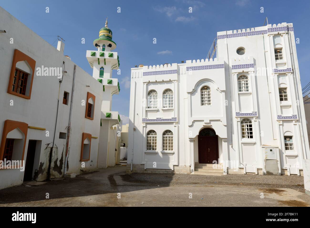 Weiße Häuser und kleines Minarett im Dorf Ayjah in der Nähe der Stadt Sur, Oman. Stockfoto