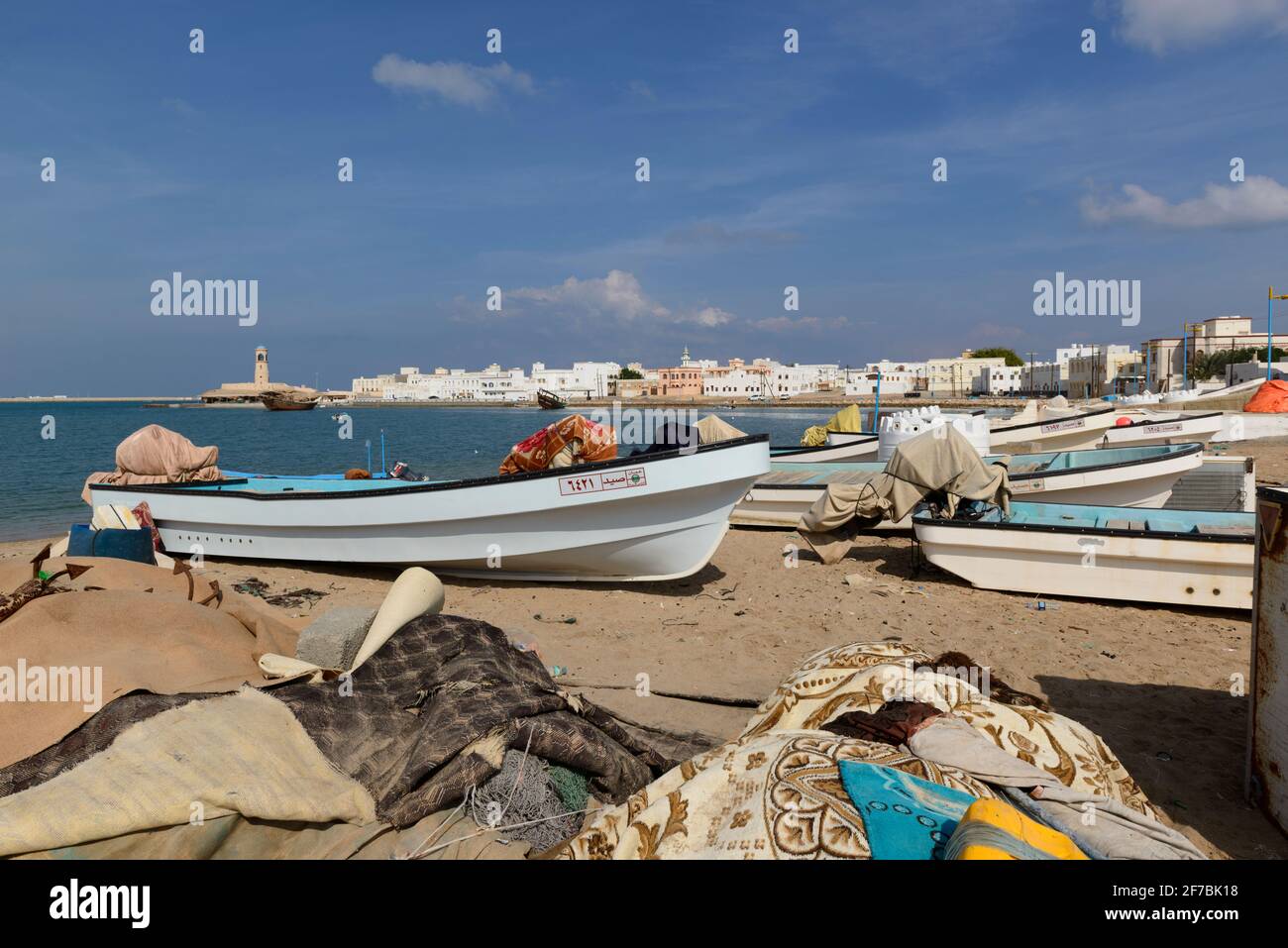 Kleine Fischerboote am Strand des Dorfes Ayjah in der Nähe der Stadt Sur, Oman. Stockfoto