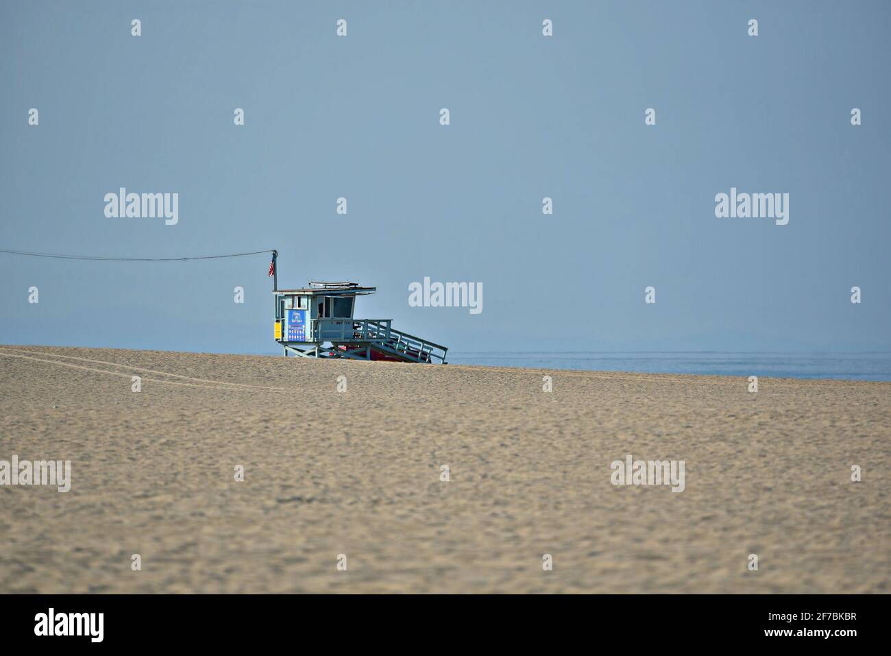 Landschaft mit blauem Lifeguard-Wachturm am sandigen Venice Beach in Los Angeles, Kalifornien, USA. Stockfoto