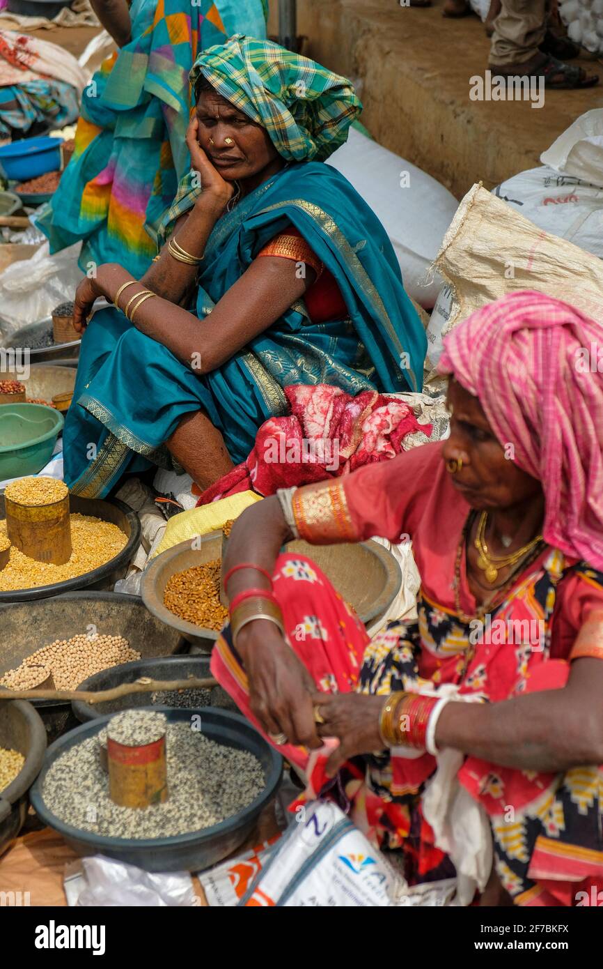 Kunduli, Indien - 2021. Februar: Adivasi-Frauen vom Stamm Desia Kondh verkaufen Gemüse auf dem Kunduli-Markt am 19. Februar 2021 in, Odisha. Stockfoto