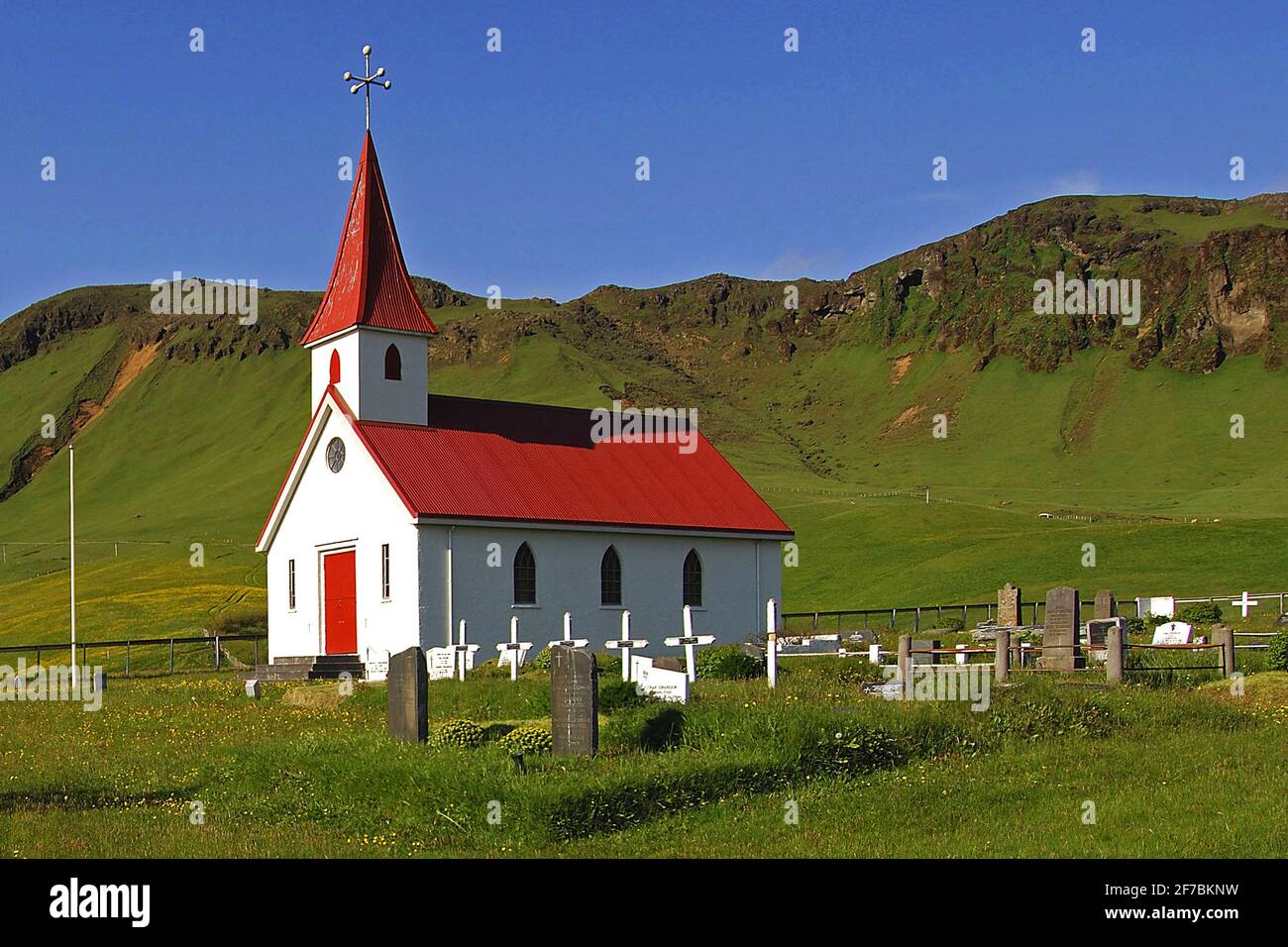 Kleine Kirche von Reynir (Reyniskirkja) bei Vik im Süden Islands, Island, Reynir Stockfoto