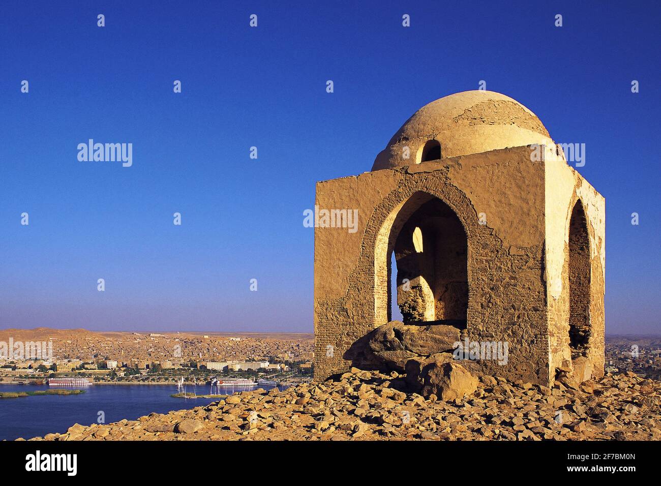 Schrein am Ufer des Flusses Nil, Ägypten, Assuan Stockfoto
