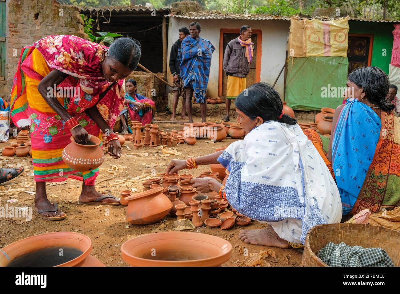 Kunduli, Indien - 2021. Februar: Adivasi-Frau vom Stamm Kondh kauft am 19. Februar 2021 auf dem Kunduli-Markt in Odisha, Indien, Tonvasen ein Stockfoto