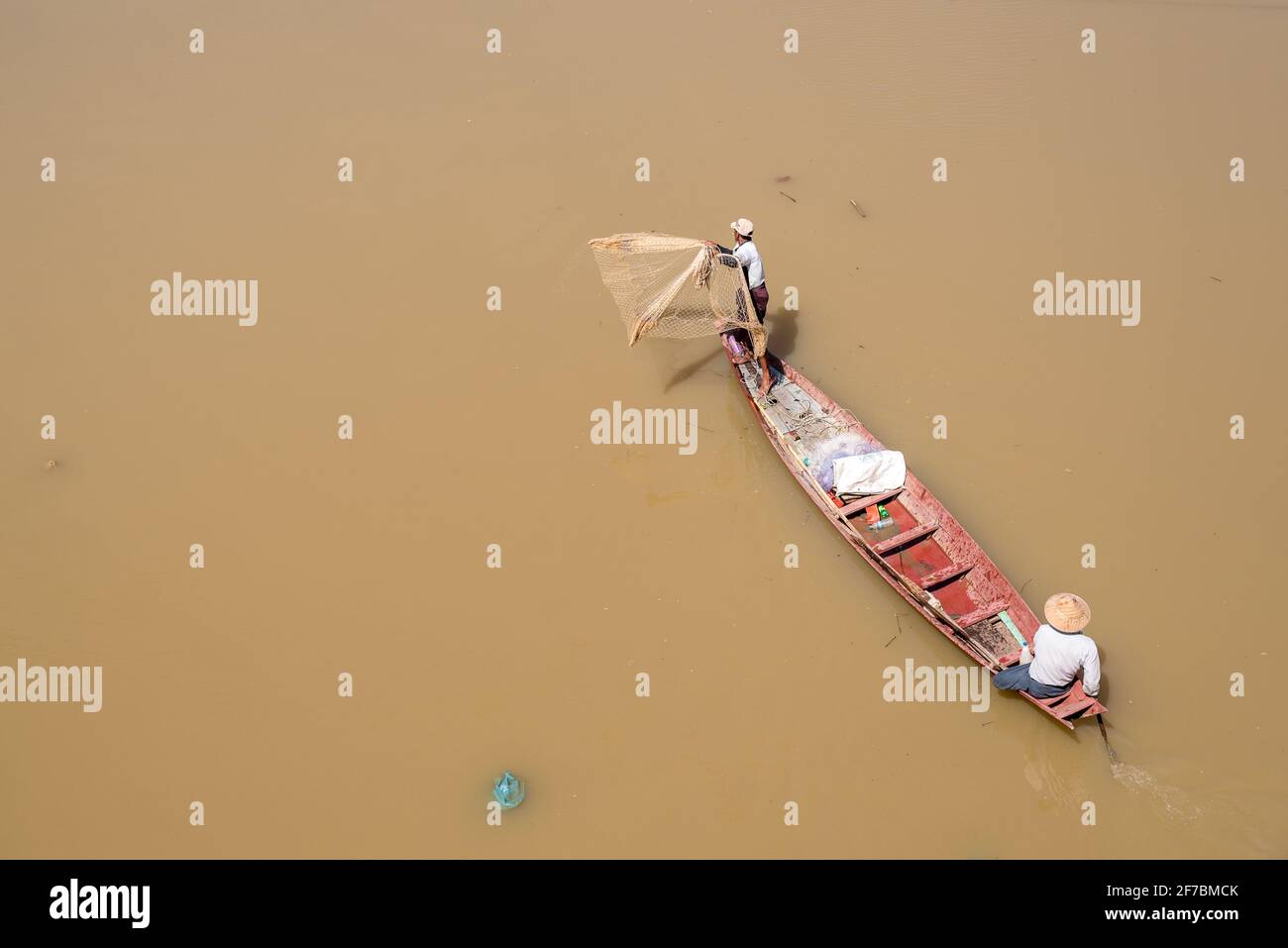 Ein Fischer wirft seine Netze in das Wasser des Bago River, Bago, Myanmar Stockfoto