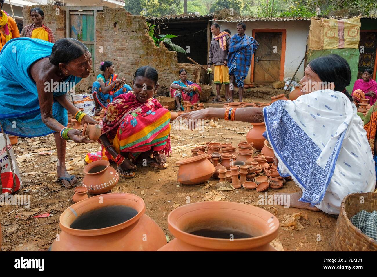 Kunduli, Indien - 2021. Februar: Adivasi-Frauen vom Stamm Kondh kaufen am 19. Februar 2021 auf dem Kunduli-Markt in Odisha, Indien, Tonvasen ein Stockfoto