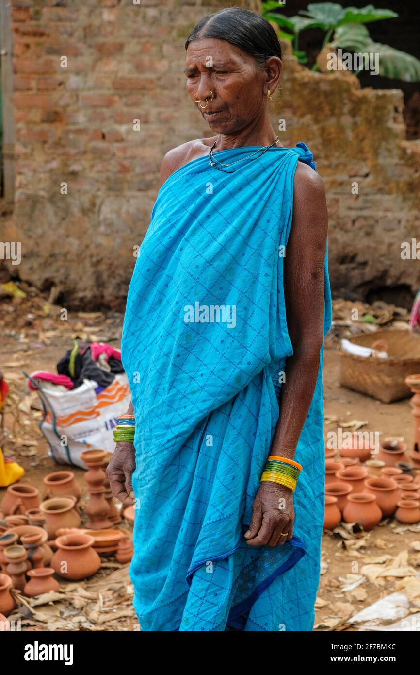 Kunduli, Indien - 2021. Februar: Adivasi-Frau vom Stamm Kondh kauft am 19. Februar 2021 auf dem Kunduli-Markt in Odisha, Indien, Tonvasen ein Stockfoto