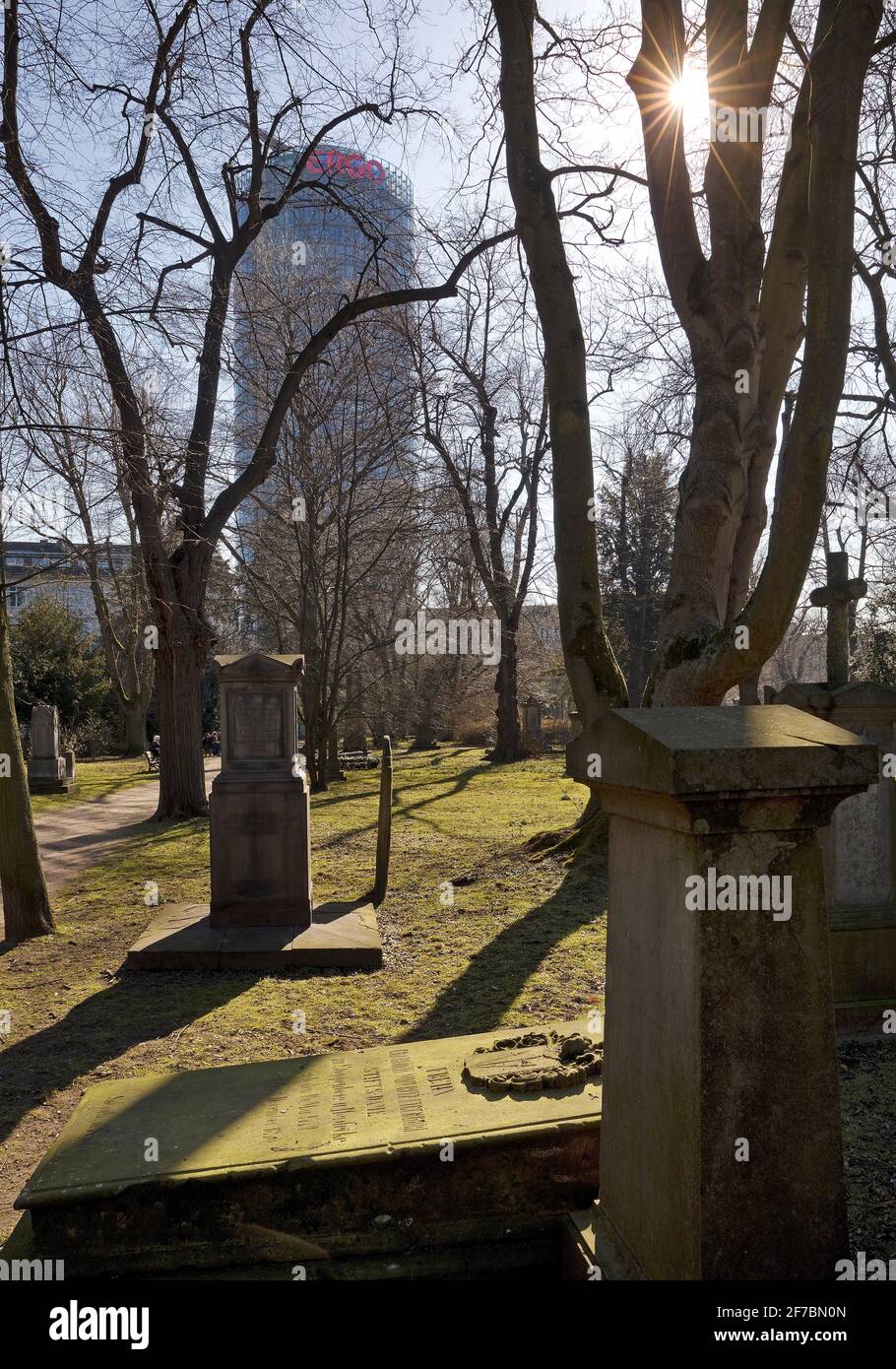 Friedhof Golzheim und Ergo Hochhaus im Frühjahr, Deutschland, Nordrhein-Westfalen, Niederrhein, Düsseldorf Stockfoto