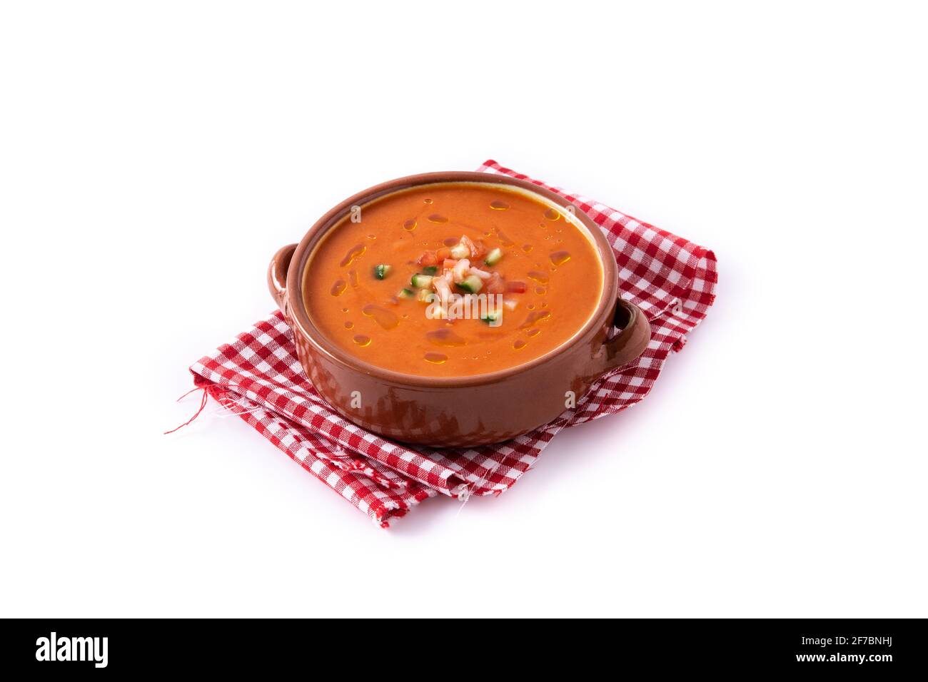 Gazpachosuppe im Crockpot isoliert auf weißem Hintergrund Stockfoto