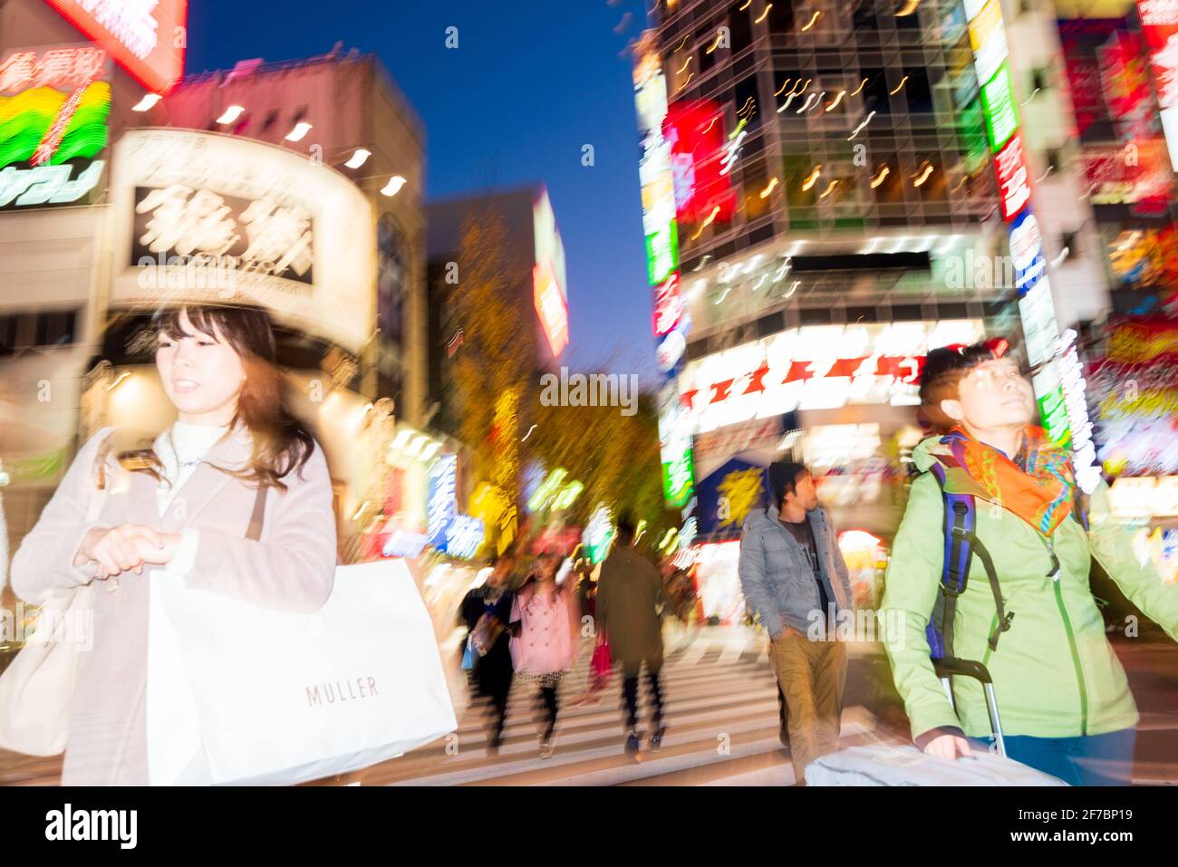 Tokio, Japan – 08. Dezember 2015: Glückliche Käufer im Kabukicho-Viertel in Shinjuku, Tokio, Japan. Kabuki-Cho ist ein Unterhaltungs- und Rotlicht-Di Stockfoto