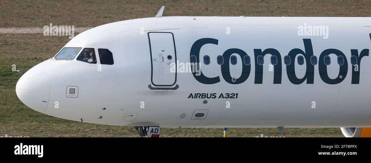 Schkeuditz, Deutschland. März 2021, 26th. Der Pilot eines Condor-Flugzeugs, das nach Teneriffa fliegt, winkt vor dem Start vom Flughafen Leipzig/Halle zum Bodenpersonal. Nach einer erzwungenen Pause von mehr als vier Monaten nimmt der Flughafen Leipzig/Halle den regulären Passagierflug wieder auf. Die ersten Flugzeuge flogen nach Ägypten. Weitere Ziele sind dann die Kanaren, Antalya, Mallorca und ab nächsten Montag Wien. Quelle: Jan Woitas/dpa-Zentralbild/dpa/Alamy Live News Stockfoto