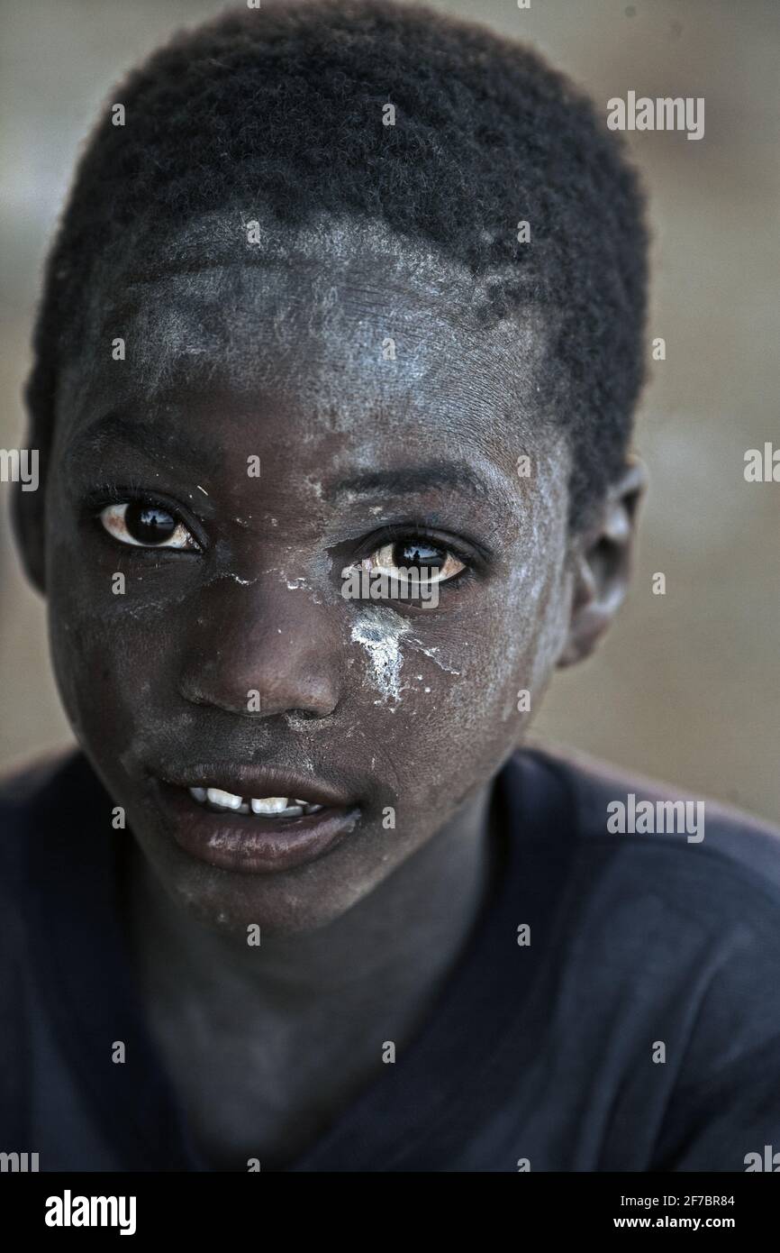 Porträt eines Jungen mit schmutzigem Gesicht in Djenne, Mali, Westafrika. Stockfoto