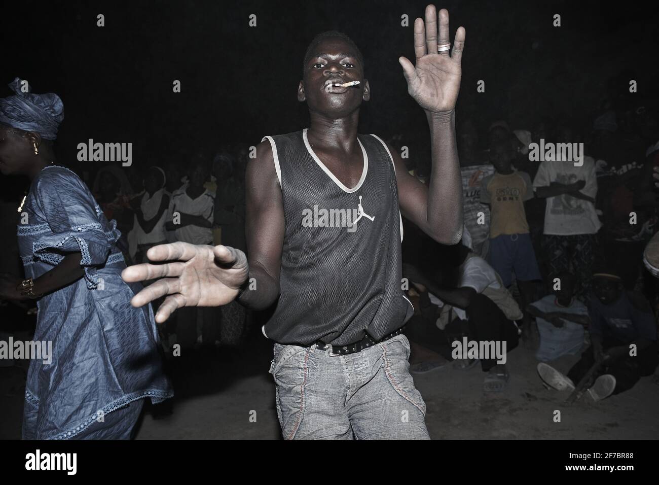 Tanzparty-Szene. Afrikanischer Junge in lässiger Kleidung tanzen, Mali, Westafrika. Stockfoto