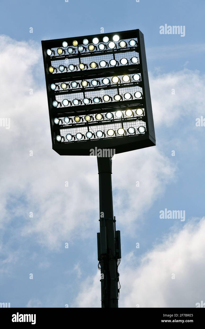 Beim 2. Bundesliga-Spiel zwischen VfL Bochum und Holstein Kiel wurde der Flutlichtmast vor blauem Himmel mit Wolken eingeschaltet. Stockfoto