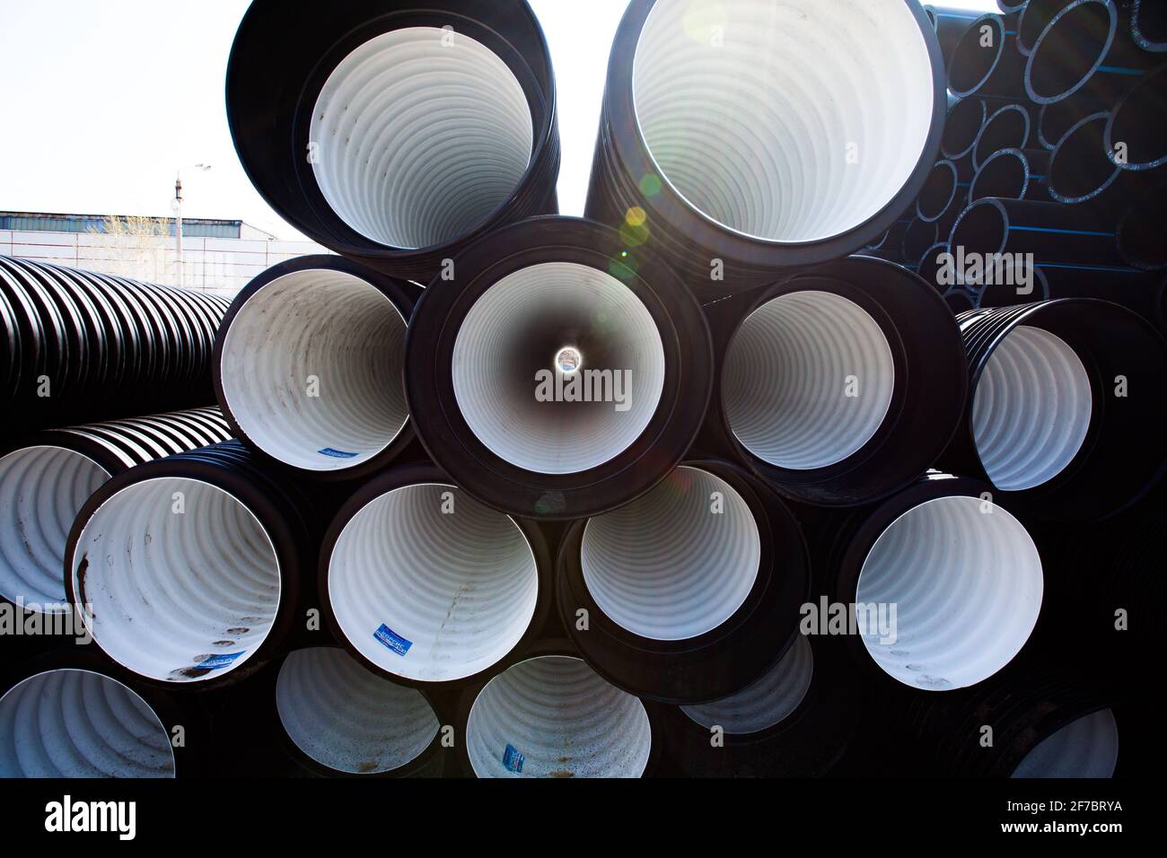 Produktionslager für Kunststoffrohre Schwarz-weiße PVC-kanalisierte Rohre. Stockfoto