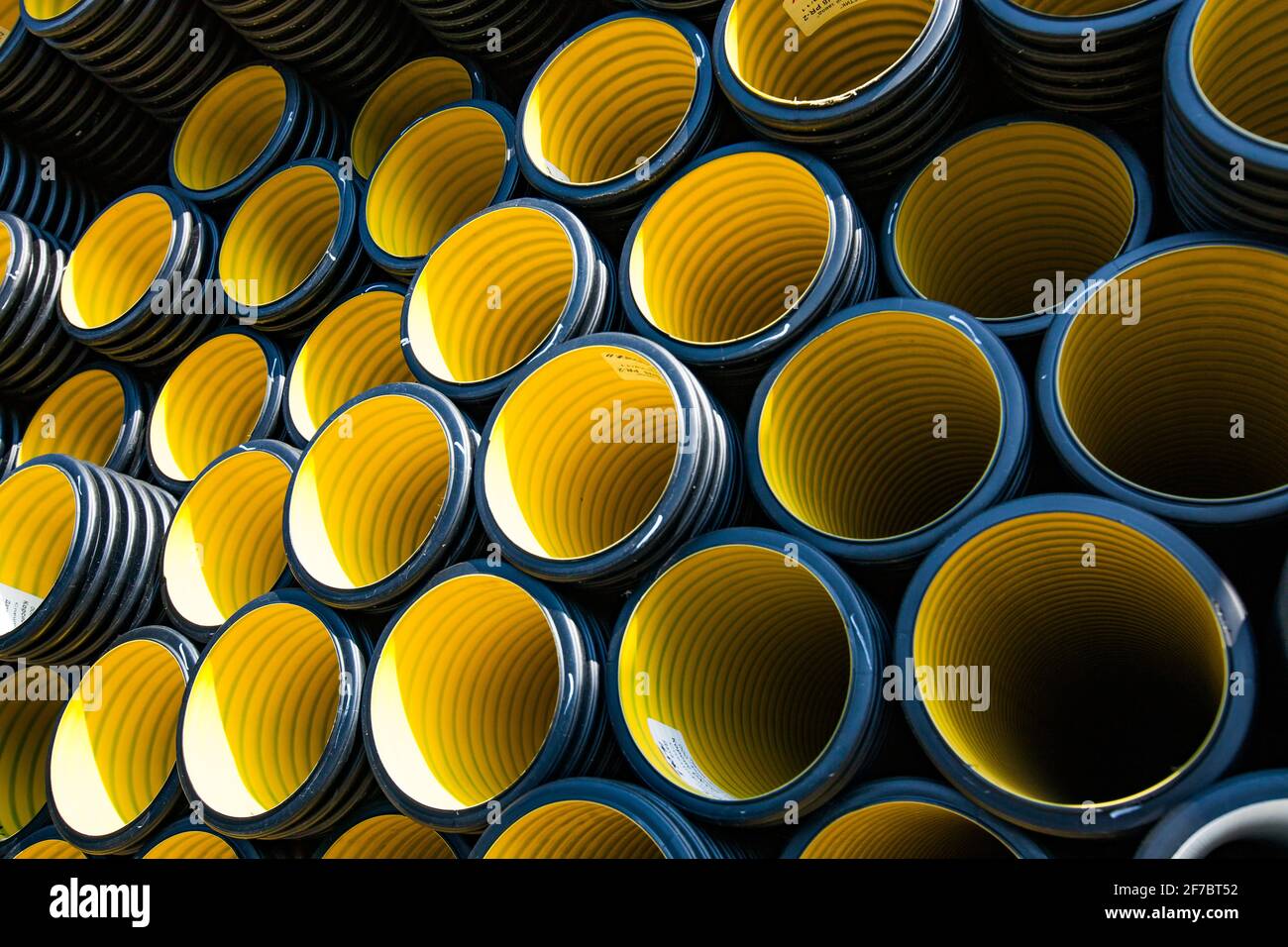 Produktionslager für Kunststoffrohre Gelbe PVC-Rohre. Stockfoto