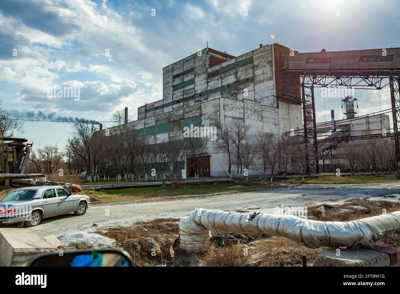 Veraltete sowjetische Bergbau- und Verarbeitungsanlage. Industriegebäude. Stockfoto