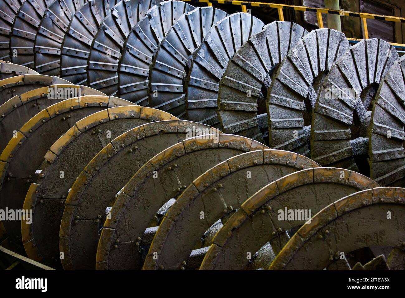 Nahaufnahme des Schneckenförderers. Erzkonzentrationsanlage. Konzentrieren Sie sich nur auf die obere Spirale. Stockfoto