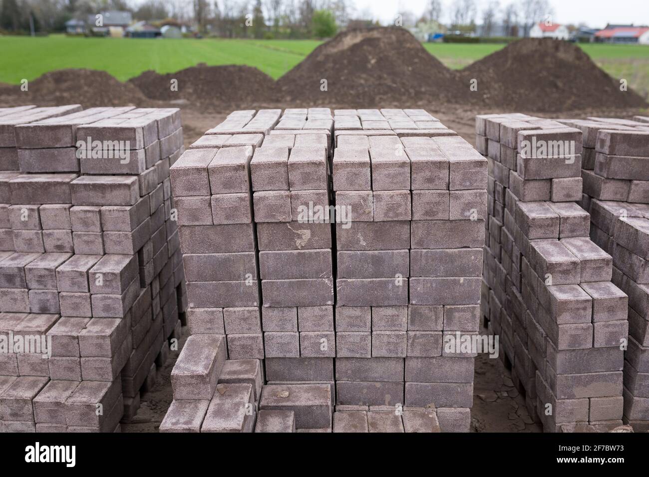 Stapel von Pflastersteinen auf der Baustelle in den Niederlanden Stockfoto