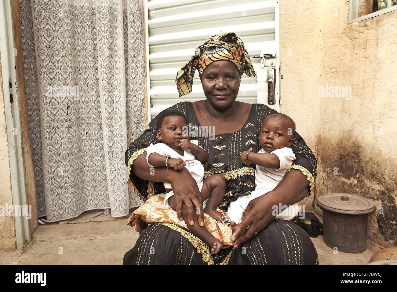 Afrika /Mali/Bamako//Afrikanische Frau, die Zwillinge in ihren Armen hält Stockfoto