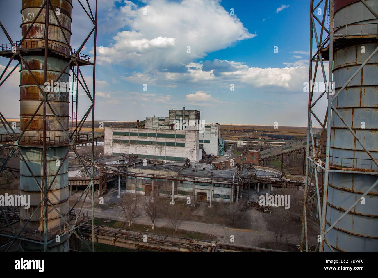 Veraltete sowjetische Bergbau- und Verarbeitungsanlage. Rauchschächte und Industriegebäude. Stockfoto