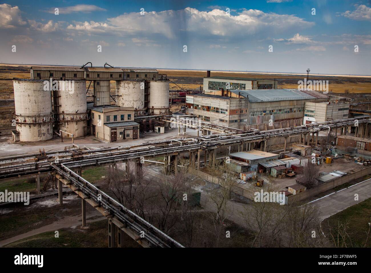 Veraltete sowjetische Bergbau- und Verarbeitungsanlage. Betonaufzug. Stockfoto