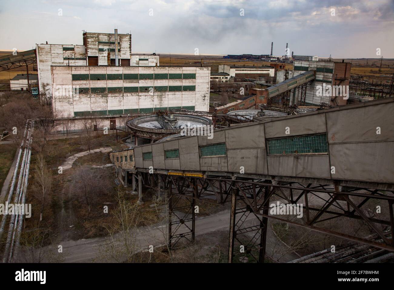 Veraltete sowjetische Bergbau- und Verarbeitungsanlage. Industriegebäude. Stockfoto