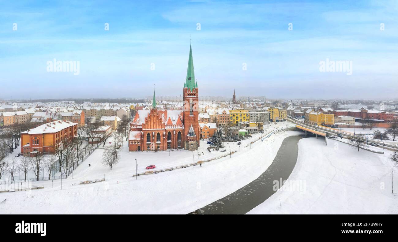 Legnica, Polen. Panorama-Luftbild Winter Stadtbild mit Saint Jack Sanctuary und Kaczawa Fluss Stockfoto