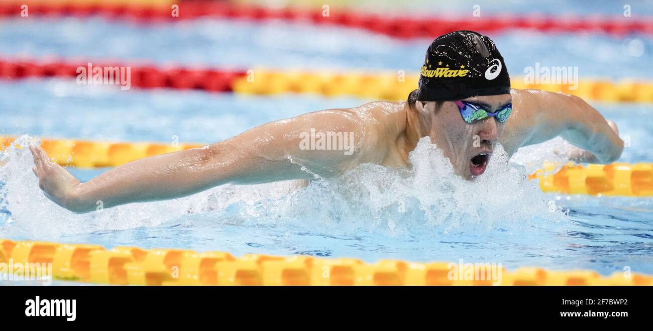 Tomoru Honda schwimmt auf dem Weg zum Sieg im 200-Meter-Schmetterlingsfinale der Männer und seinem olympischen Liegeplatz bei den nationalen Meisterschaften im Tokyo Aquatics Center am 6. April 2021. (Kyodo)==Kyodo Foto via Credit: Newscom/Alamy Live News Stockfoto