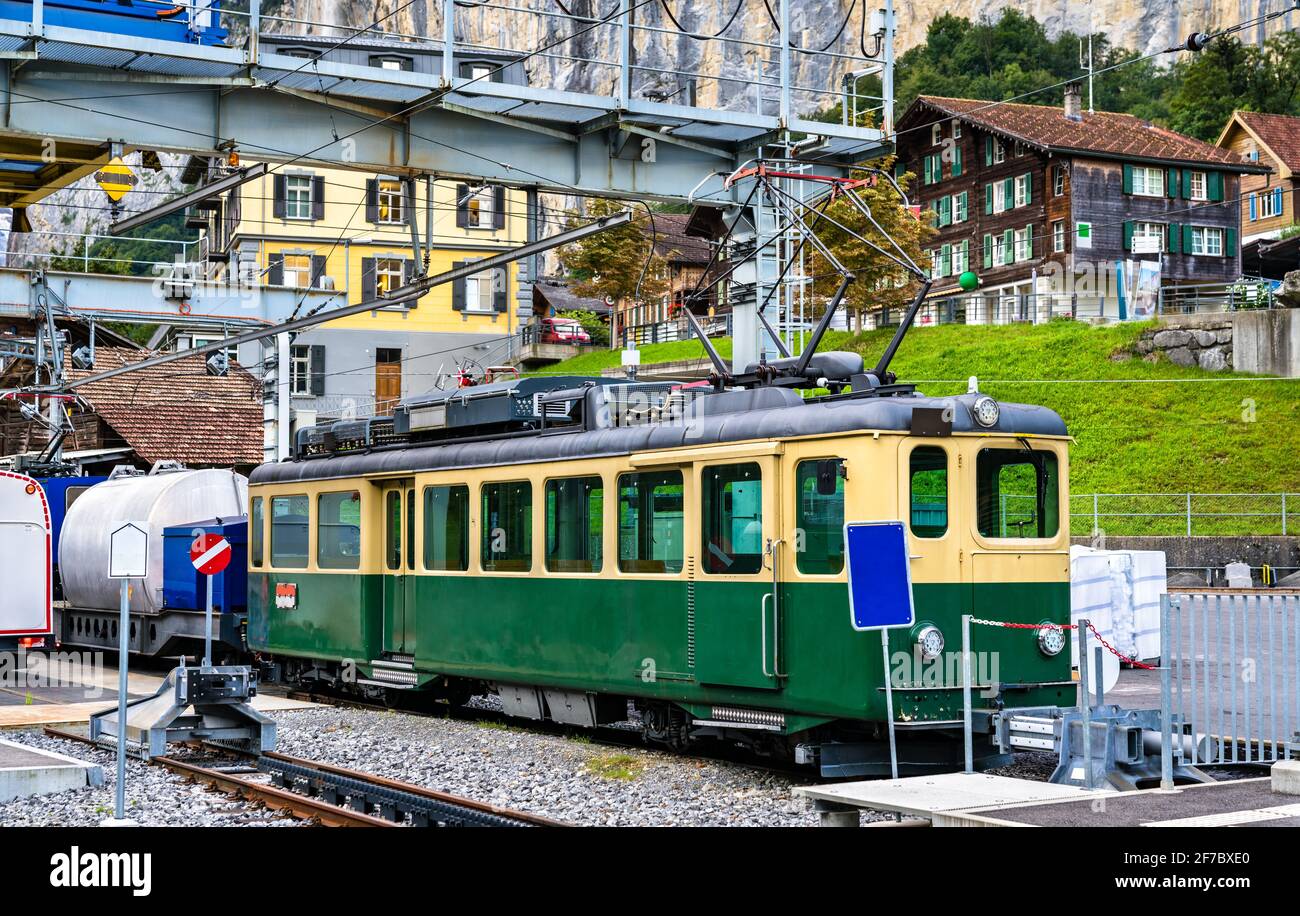 Alte Lokomotive am Bahnhof Lauterbrunnen in der Schweiz Stockfoto