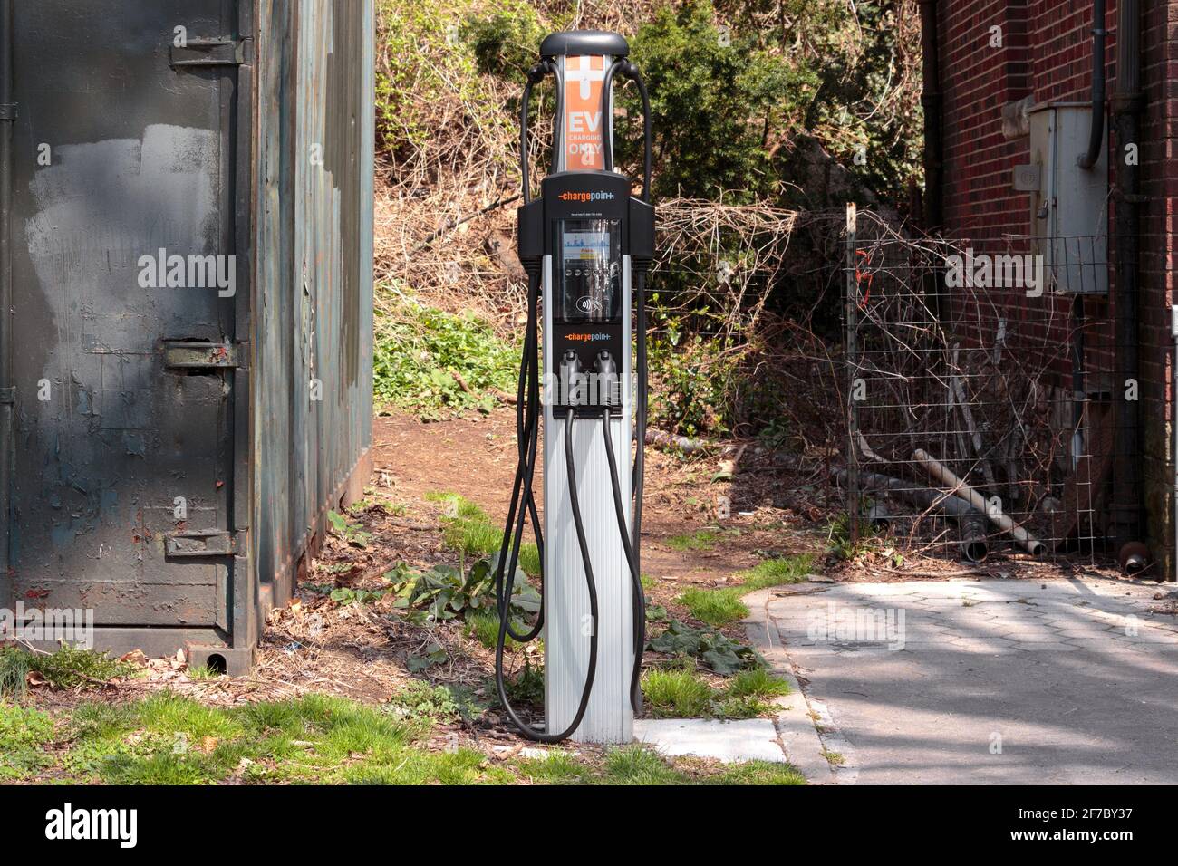 Eine intelligente Ladestation für Elektrofahrzeuge der Marke ChargePoint in der Dyckman Street in Inwwod, Manhattan, die Teil der Bemühungen der Stadt ist, grüne Energie zu fördern, Stockfoto