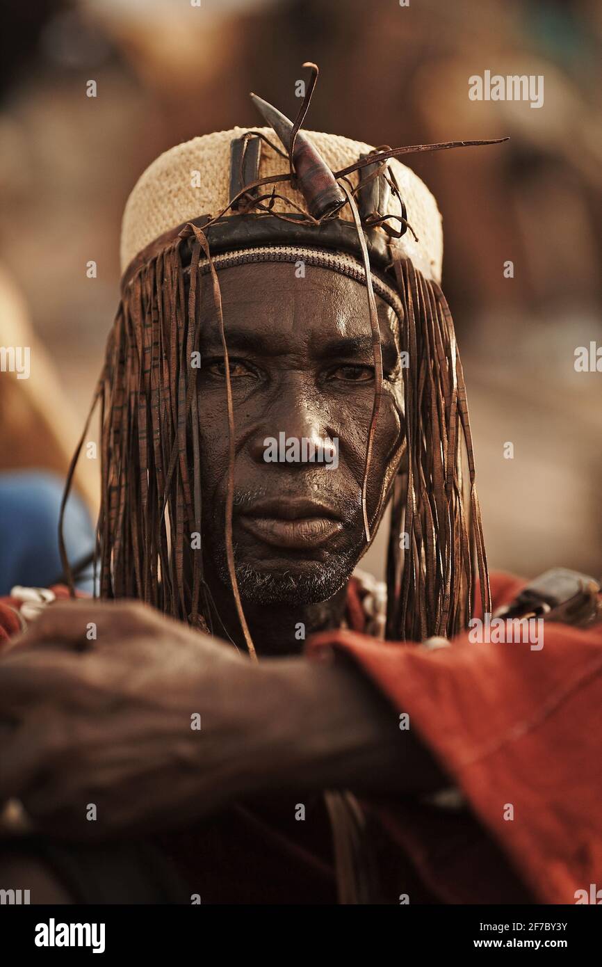 Afrika /Mali/Dogon /Porträt eines traditionellen Dogonjägers. Stockfoto