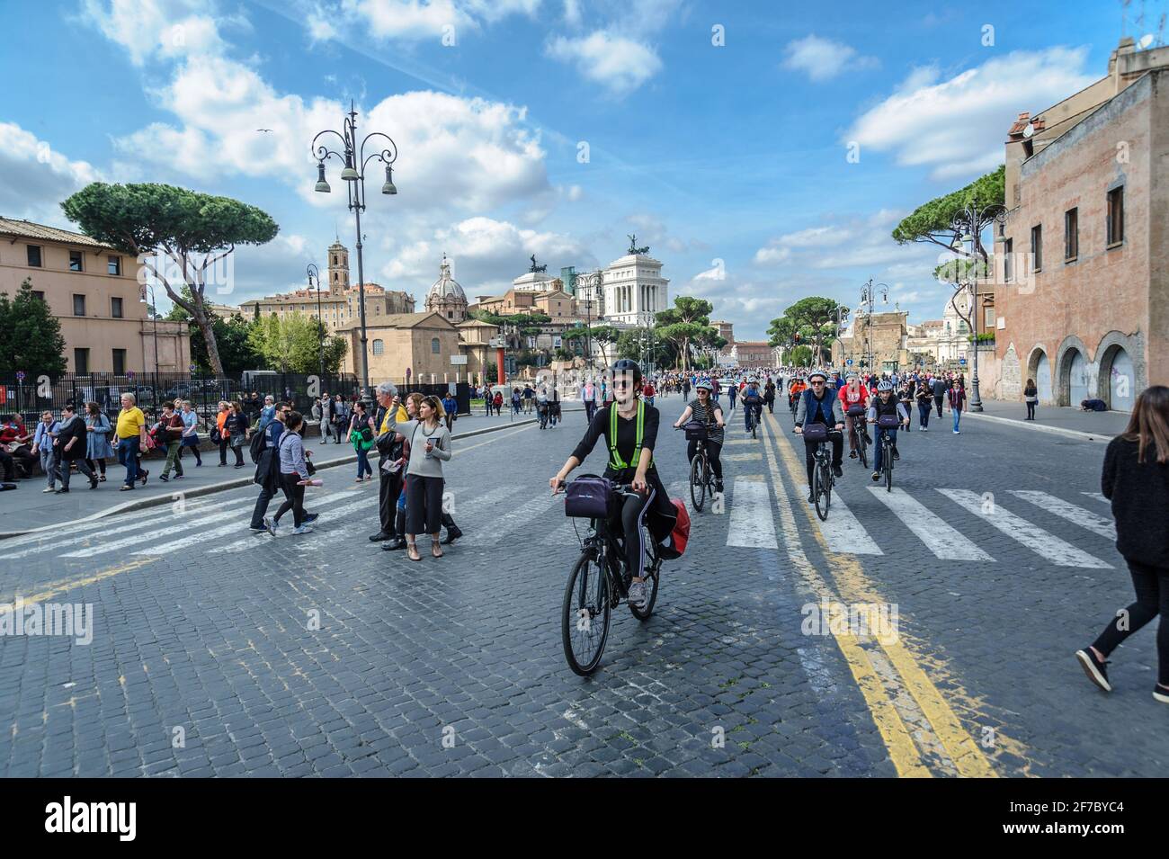 Fahrrad, Kolosseum; Kolosseum; Via Fori Imperiali; Turist; Menschen; Rom; Latium; Italien; Europa Stockfoto