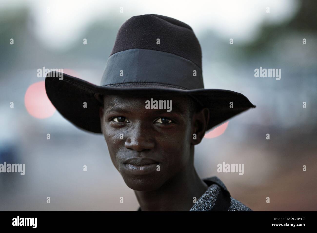 Afrikanischer Mann mit schwarzem Borsalino-Hut in Mali, Westafrika. Stockfoto