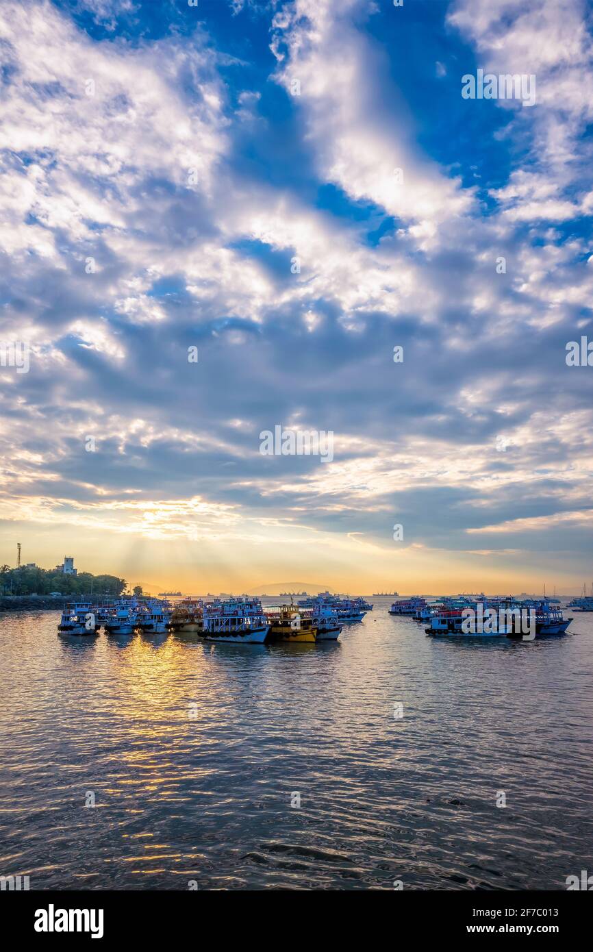Touristenboote im Meer bei Sonnenaufgang in Mumbai, Indien Stockfoto
