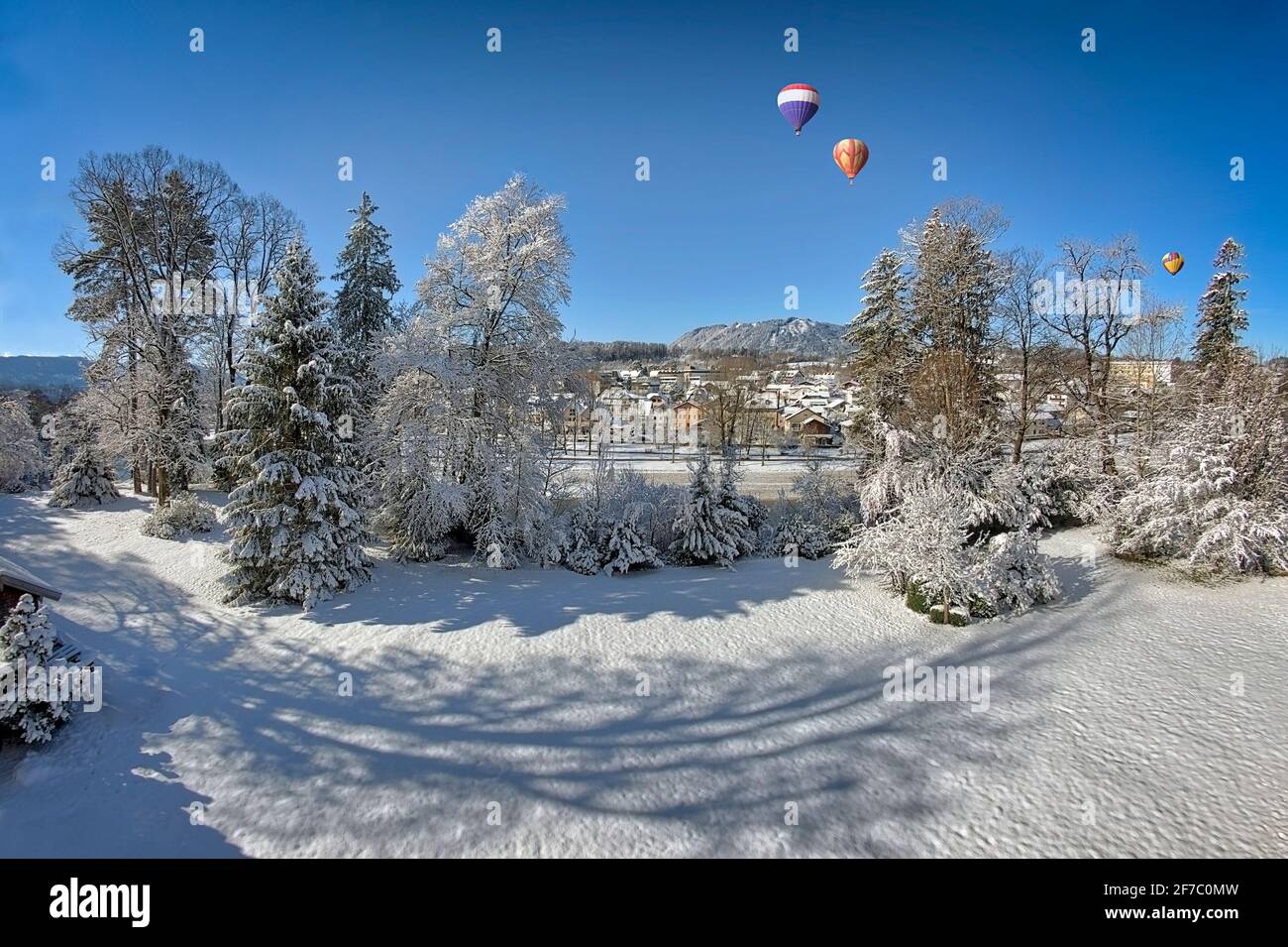 DE - BAVARIA: Winterszene an der Isar bei Bad Tölz mit Blomberg im Hintergrund. Stockfoto