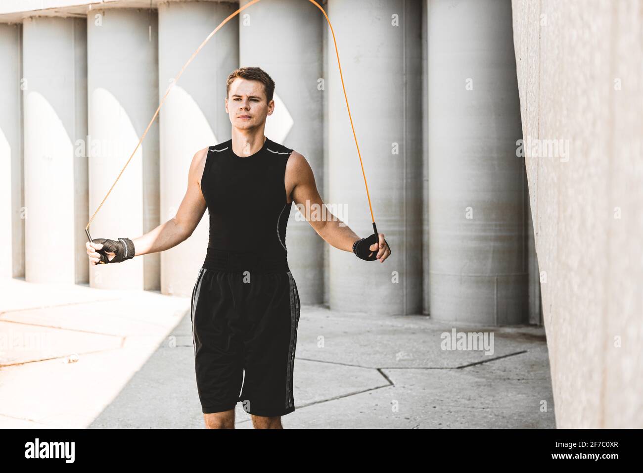 kaukasischen Mann Kämpfer Ausbildung hart im Freien.. Mann mit Seil, das  Aufwärmen. Konzept über Sport und Boxen Stockfotografie - Alamy