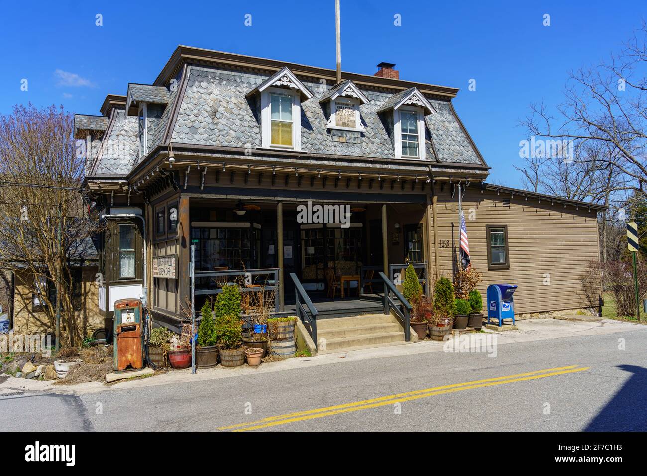 BIRCHRUNVILLE, PA, USA - 27. März 2021: Der BIRCHRUNVILLE General Store, zu dem auch das Dorfpostamt in Chester County, PA, gehört. Stockfoto