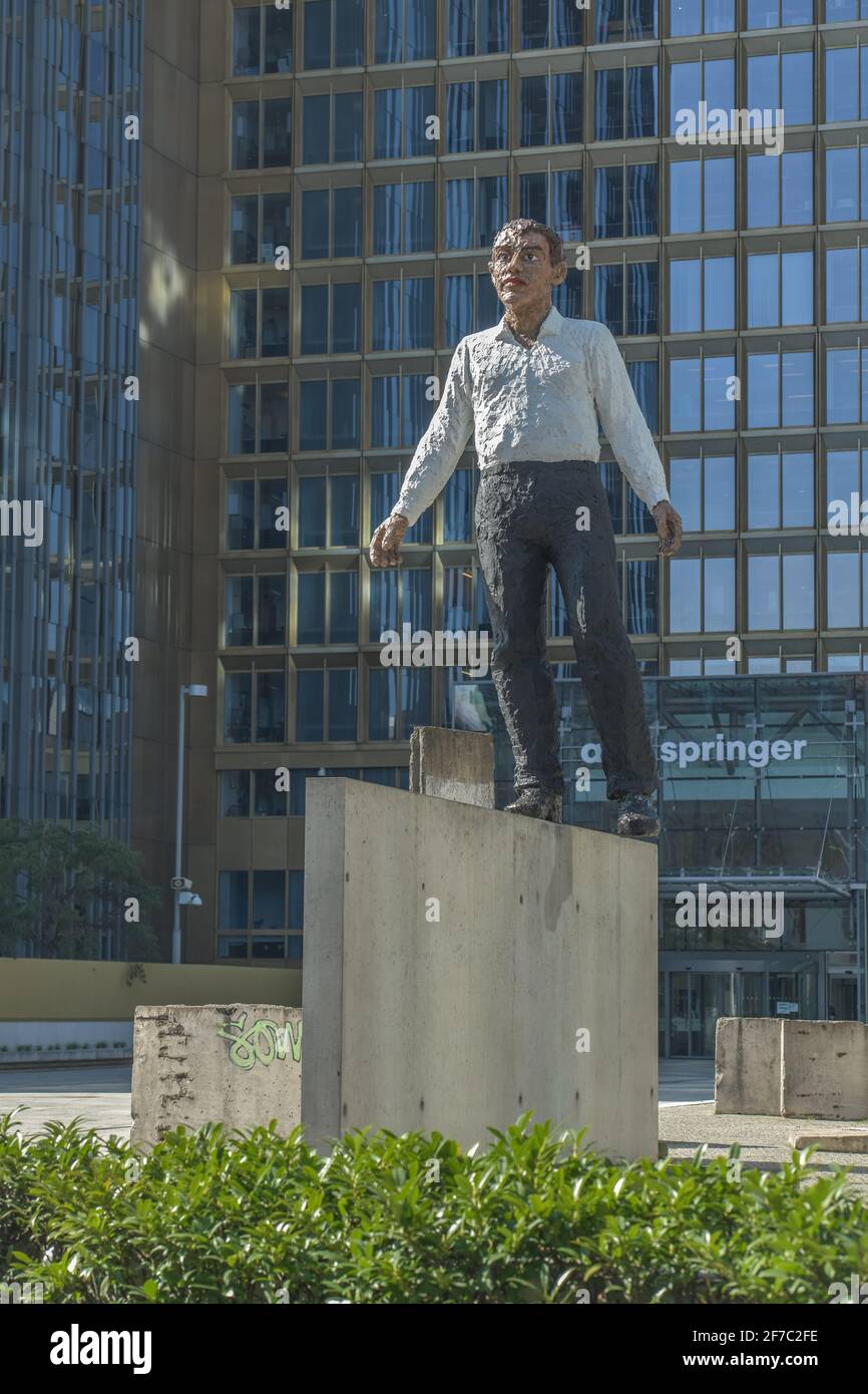 Skulptur „Balanceakt“ von Stephan Balkenhol, Axel-Springer-Verlag, Axel-Springer-Straße, Kreuzberg, Berlin, Deutschland Stockfoto