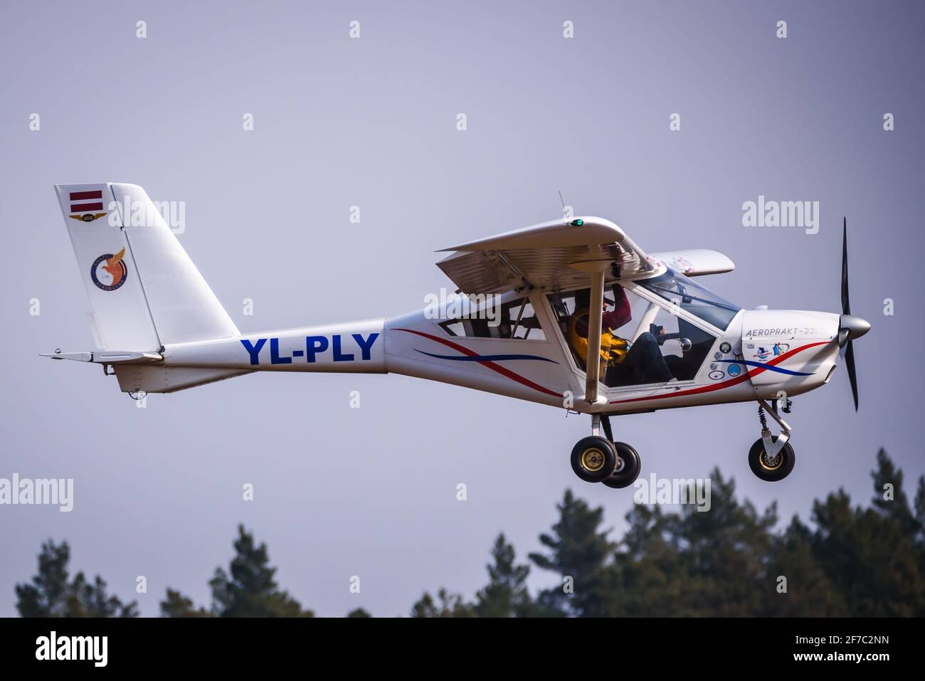 A DAZI, LETTLAND. März 2021. Aeropakt A22 L2 Foxbat YL PLY Flugzeug fliegt in den Himmel. Stockfoto