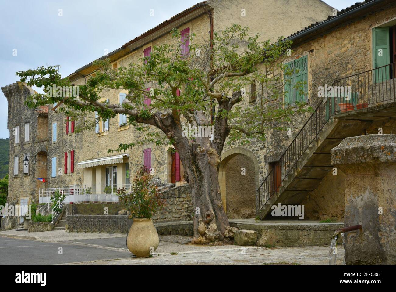 Landschaft mit typischer Renaissance Provençal-Architektur im malerischen Dorf Grambois, Provence-Alpes-Côte d'Azur, Vaucluse, Frankreich. Stockfoto