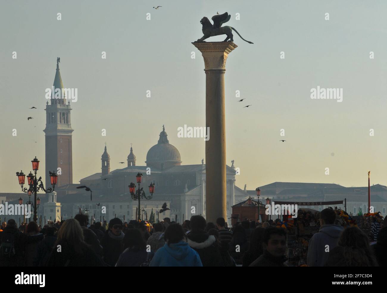 Venedig, Piazza San Marco: Campanile, Markusdom und die Markussäule. Italien Stockfoto