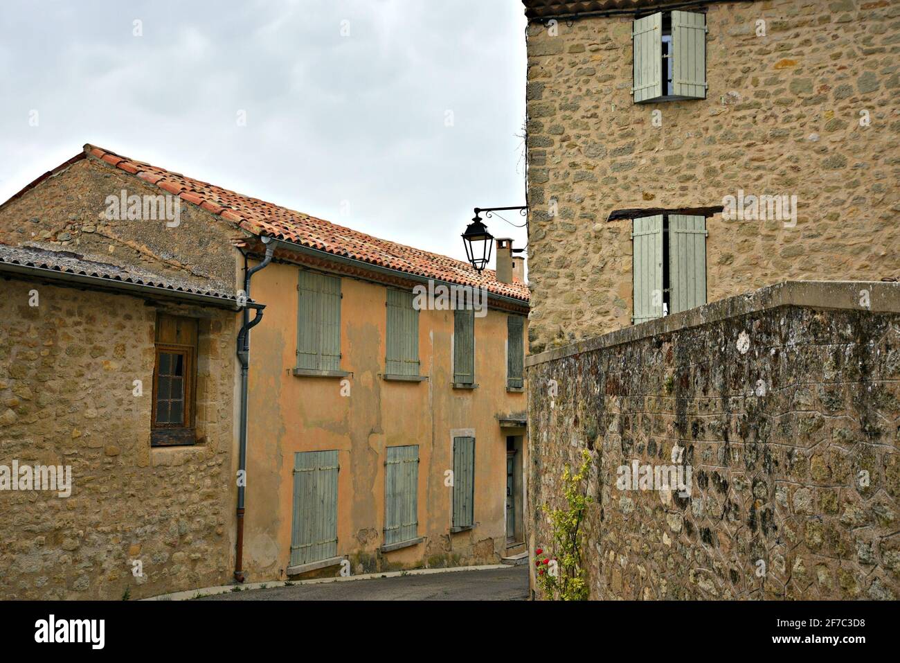 Landschaft mit typischer Renaissance Provençal-Architektur im malerischen Dorf Grambois, Provence-Alpes-Côte d'Azur, Vaucluse, Frankreich. Stockfoto