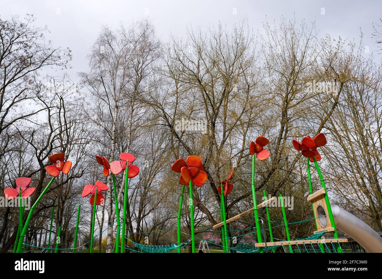 Berlin, Deutschland. April 2021. Blühende Kirschbäume sind in den
