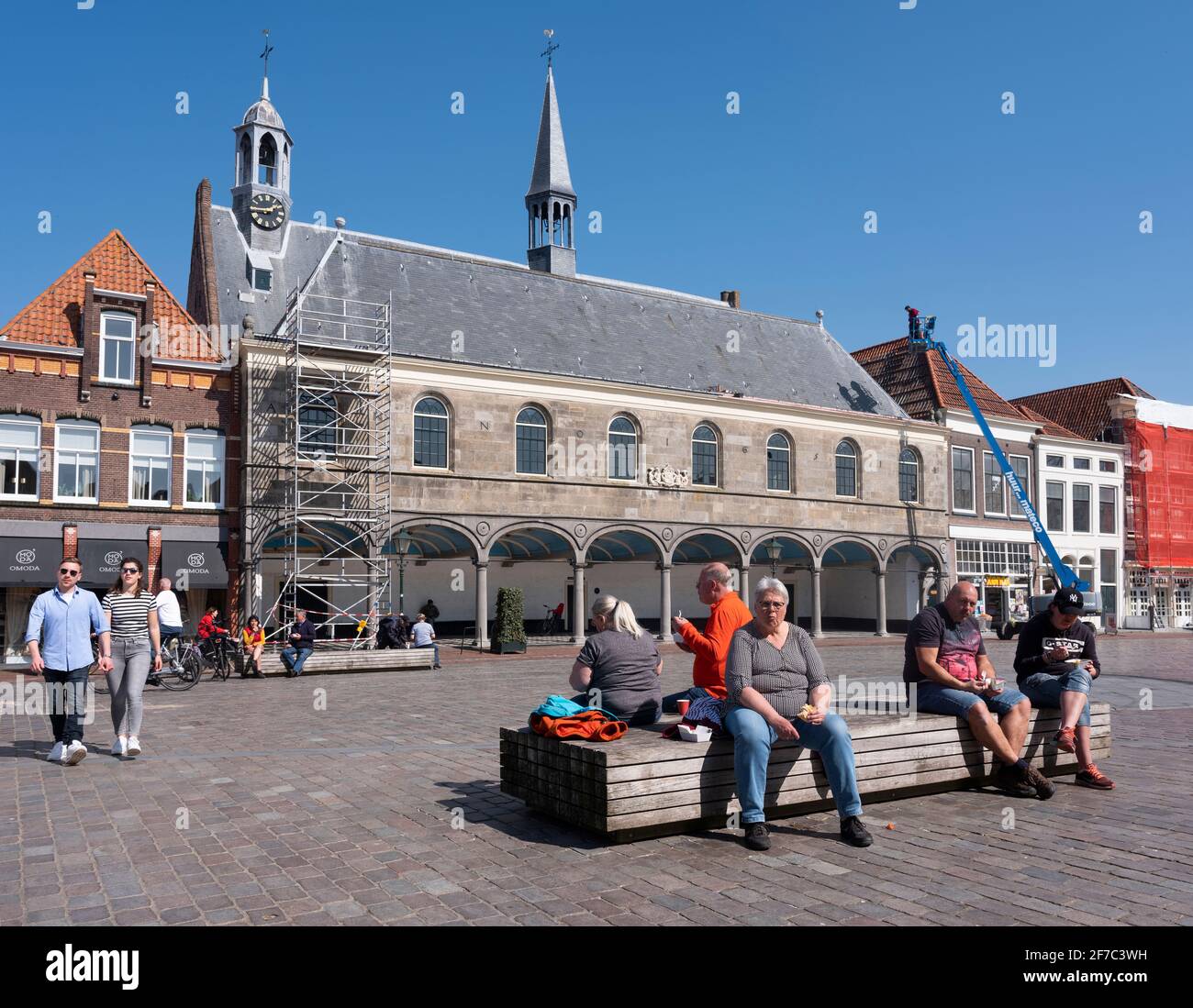 Die Menschen genießen Sonnenschein auf dem alten Platz in der niederländischen Stadt von zierikzee im Frühjahr Stockfoto